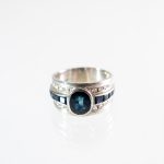 ANELLO FASCIONE ORO BIANCO ZAFFIRO E DIAMANTI